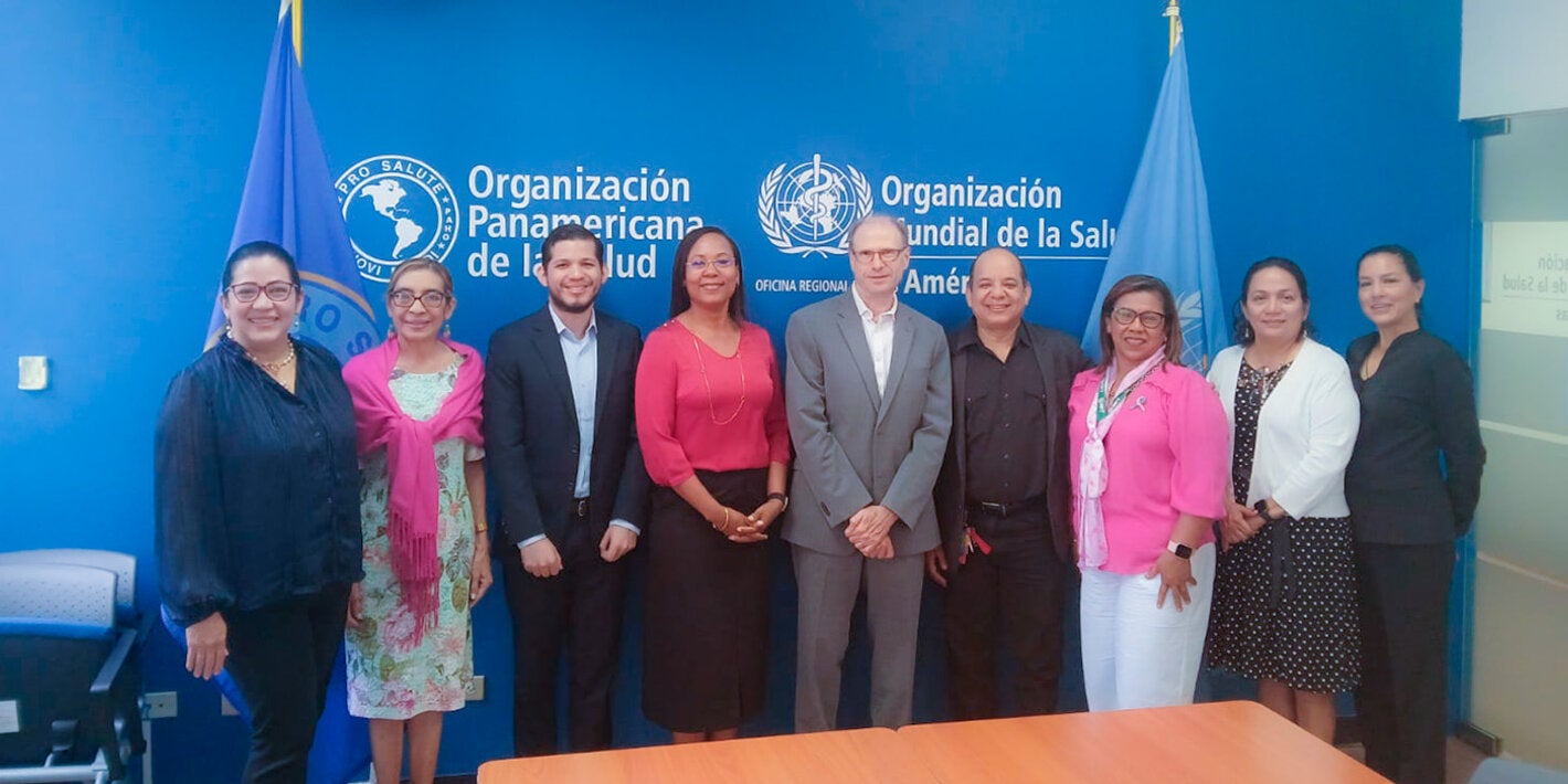 Fotografía grupal del lanzamiento de un nuevo curso virtual sobre los fundamentos del manejo de medicamentos sujetos a control. 