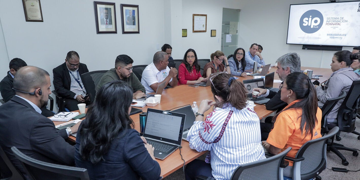 Fotografía de la mesa de trabajo donde el MINSA y CSS anunciaron significativos avances en la integración de la historia clínica del SIP Plus. 