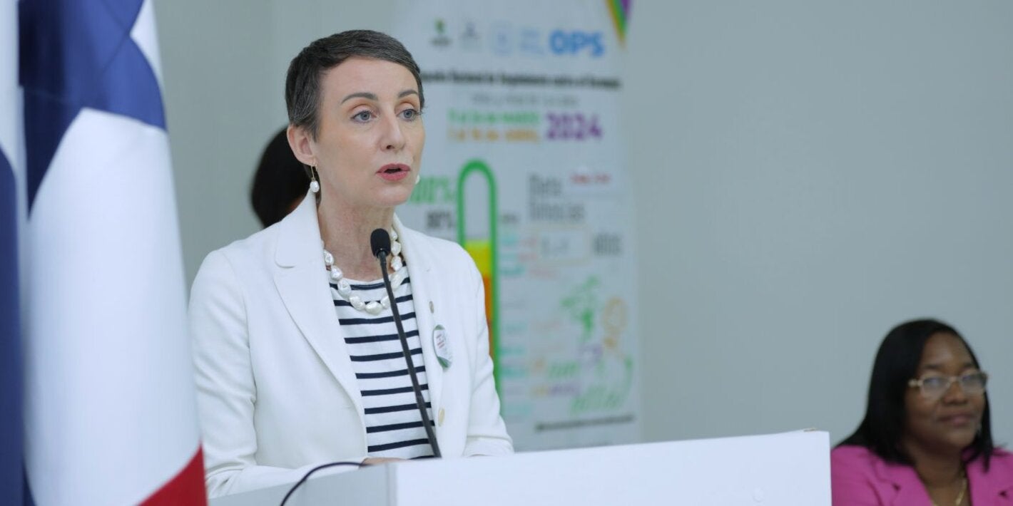 Fotografía de la Dra. Ana Rivière Cinnamond, representante de la OPS/OMS en Panamá, en el lanzamiento de una nueva campaña para reforzar el seguimiento contra el sarampión, dirigida a completar la cobertura de vacunación de niños entre 1 a 4 años de edad.