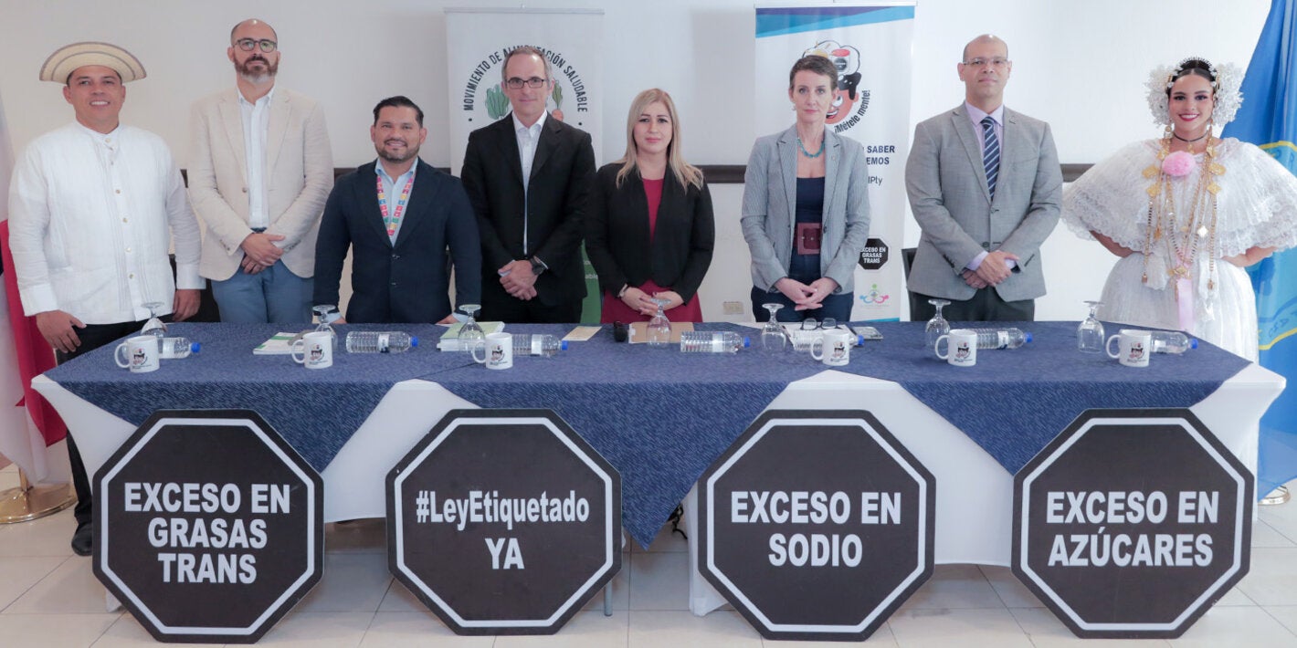 Foto de participantes del foro donde se presentó la postura conjunta a favor del Etiquetado Frontal de Advertencia Nutricional.