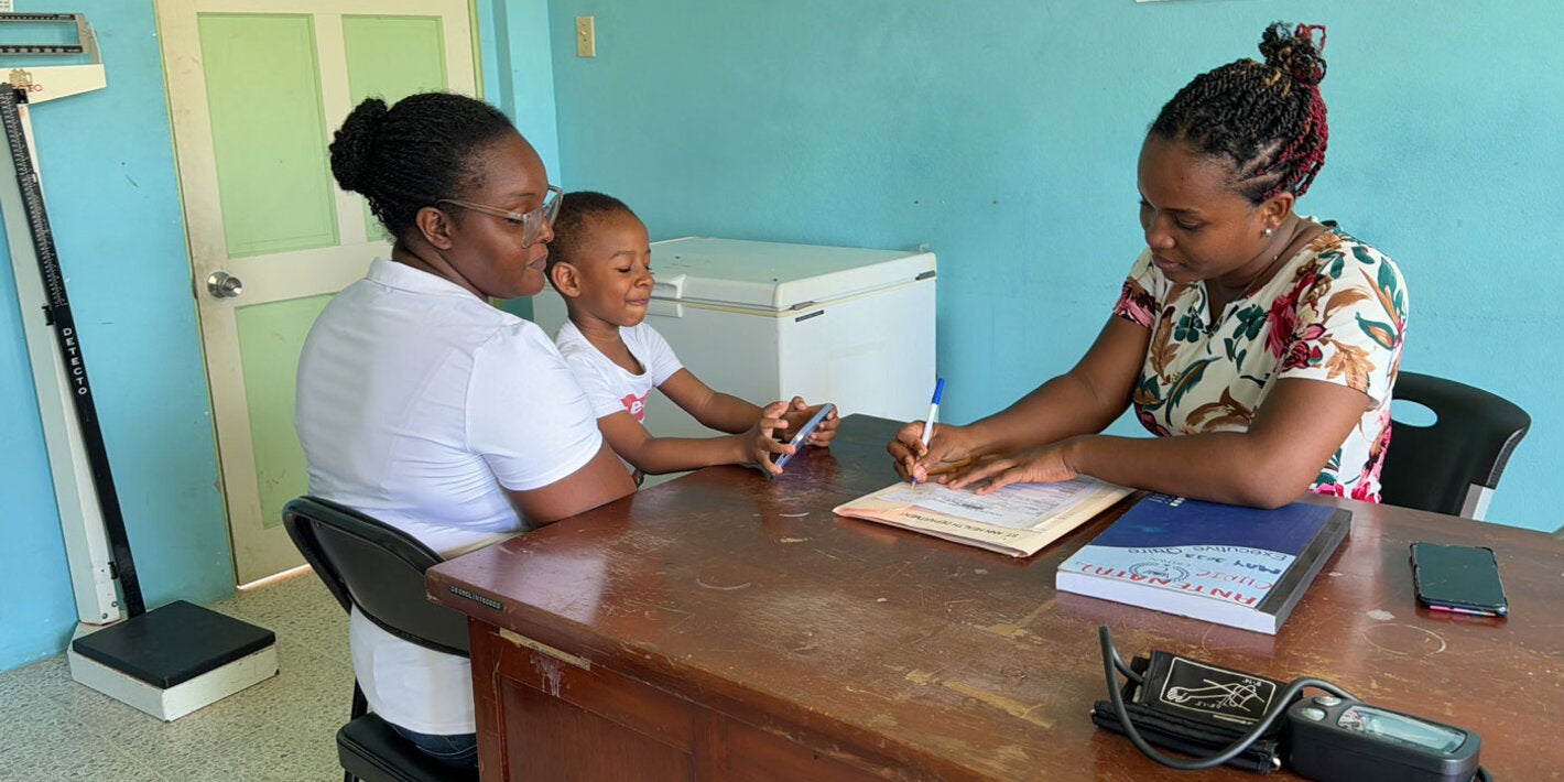 Madre e hijo en consulta médica