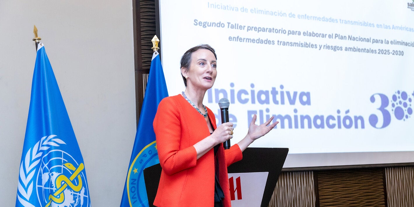 Fotografía de la participación de la Dra. Ana Rivière Cinnamond en el Segundo Taller preparatorio para elaborar el Plan Nacional para la eliminación de enfermedades transmisibles y riesgos ambientales 2025-2030.