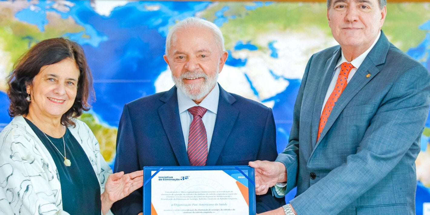 Dr. Jarbas Barbosa, President of Brazil, Luiz Inácio Lula da Silva, and Minister of Health, Nísia Trindade hold Brazil’s certification declaring it free of measles.