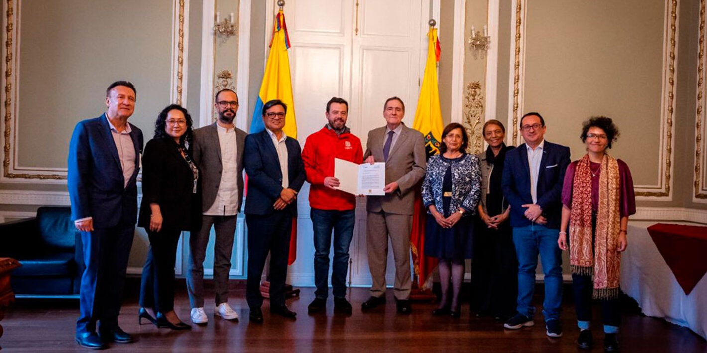 Dr. Jarbas Barbosa, con el alcalde de bogota el Dr. Galan el secretario de salud y la Dra. Gina tambini acompañados de  la comitiva para firmar el acuerdo de comunidades saludables