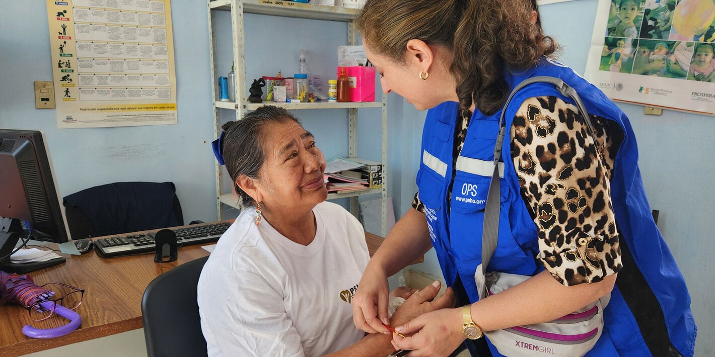 PAHO staff interacts with patient during diabetes screening