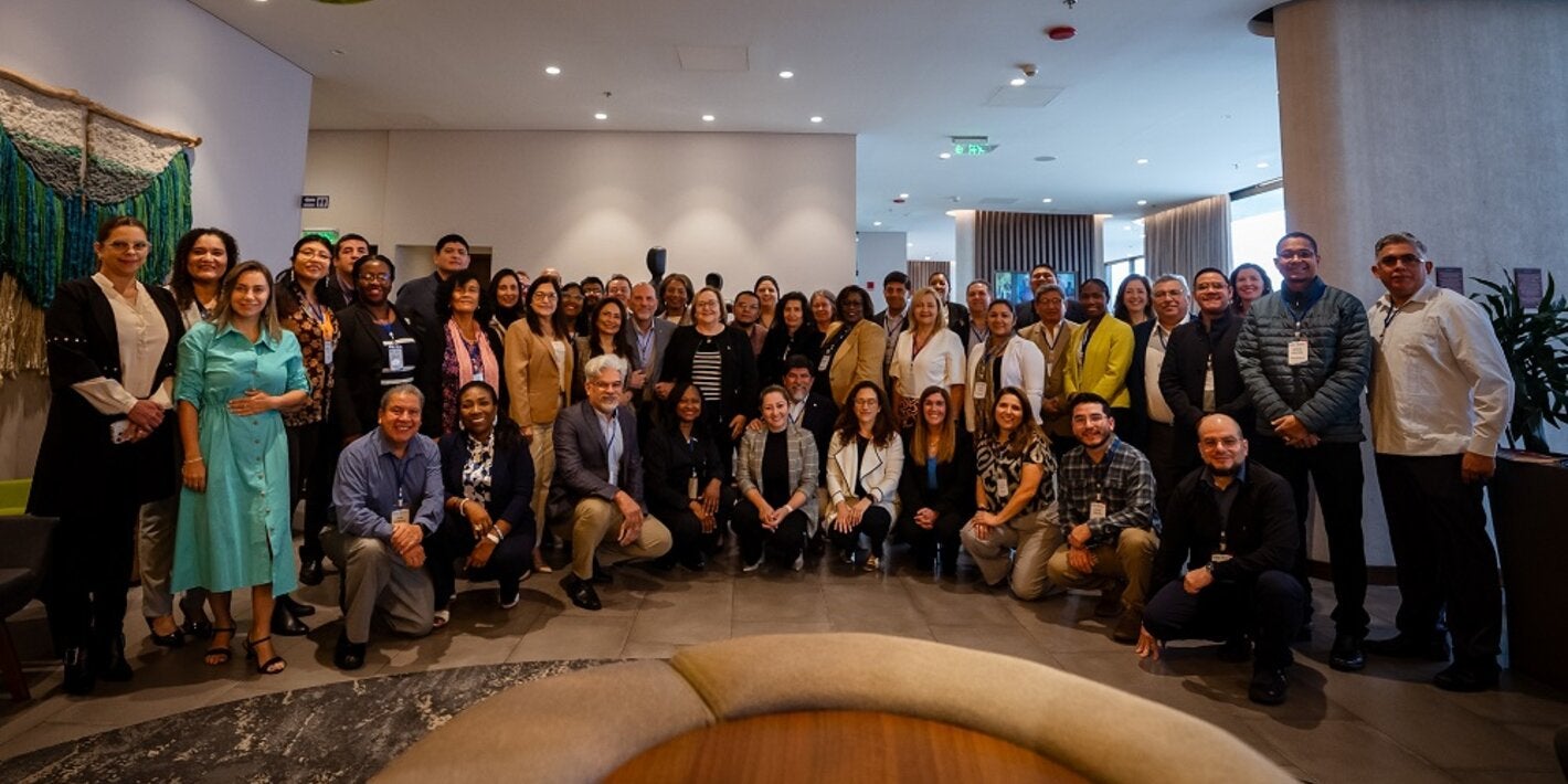 Foto grupal con todos los participantes en el hall del hotel