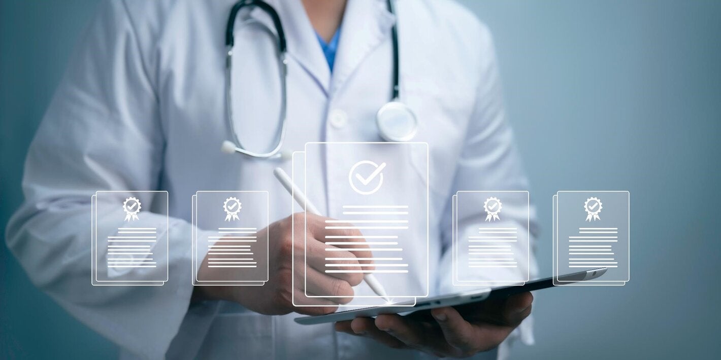 Un trabajador médico trabaja con un certificado de calidad virtual y un analista de documentos de lista de comprobación para la asignación de planificación de marketing objetivo con gestión de calidad