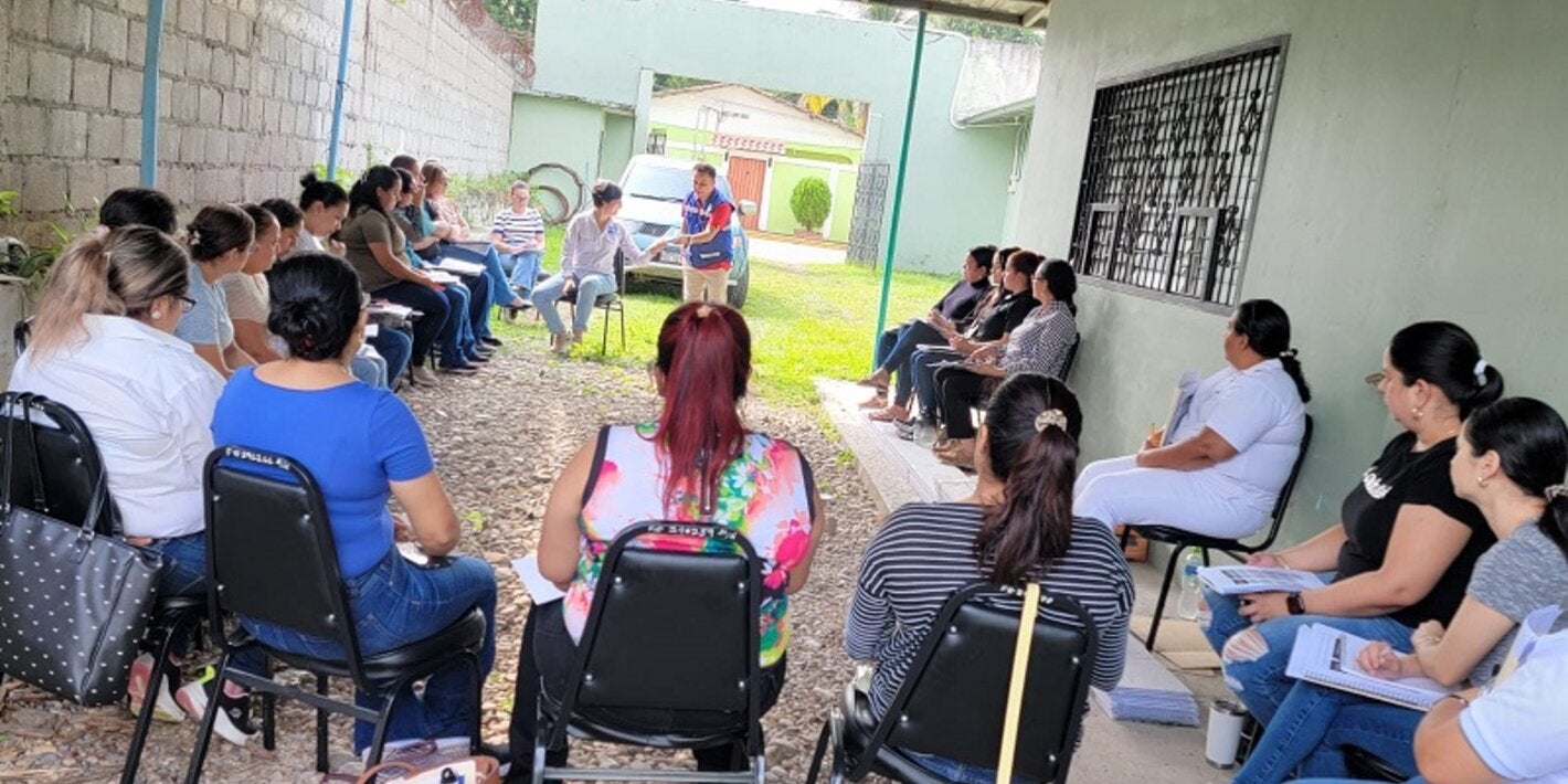 consejeros de vih en Santa Bárbara siendo capacitados por la OPS