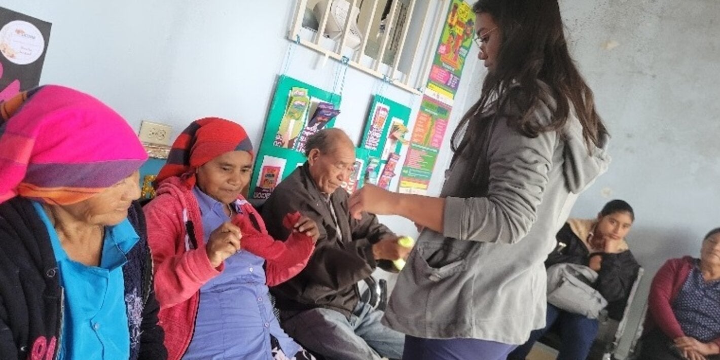 mujer adulta mayor de la etnia lenca durante el día de la diabetes en Honduras