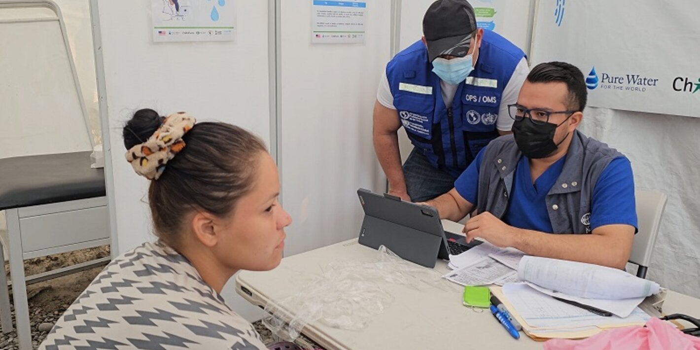 madre e hijo en consulta y proceso de vacunación