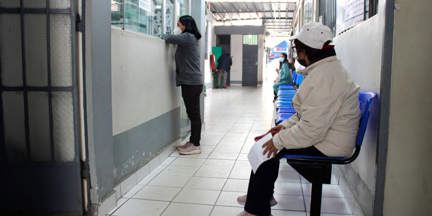 Personas esperando turno en un centro de salud