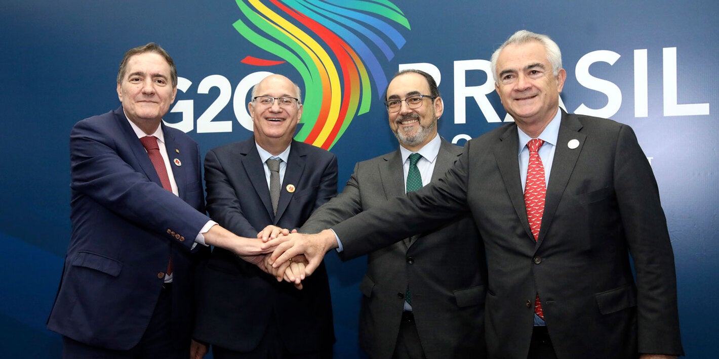 Leaders of the Development Bank of Latin America and the Caribbean (CAF), the Economic Commission for Latin America and the Caribbean (ECLAC), the Inter-American Development Bank (IDB), and the Pan American Health Organization (PAHO), with their hands resting on each other’s hands as a sign of cooperation.