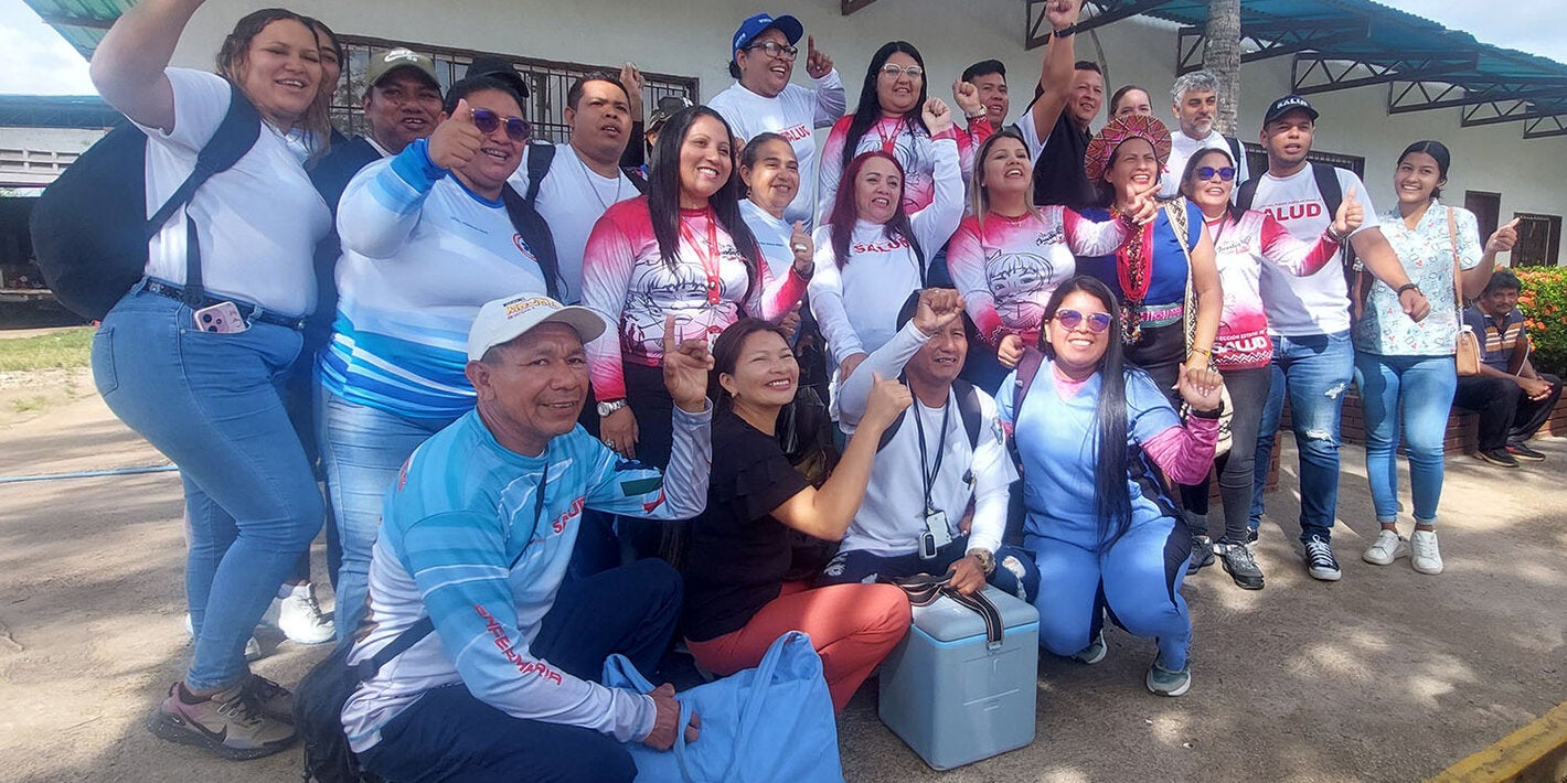 El equipo de trabajadores sanitarios antes de partir a la primera jornada en la población piaroa de Gavilán, municipio Atures del estado Amazonas