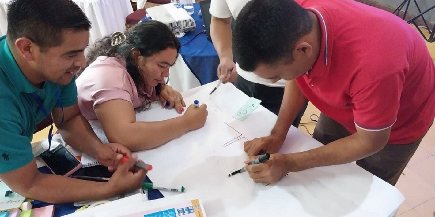 Participantes en taller Wash Press realizan ejercicio práctico