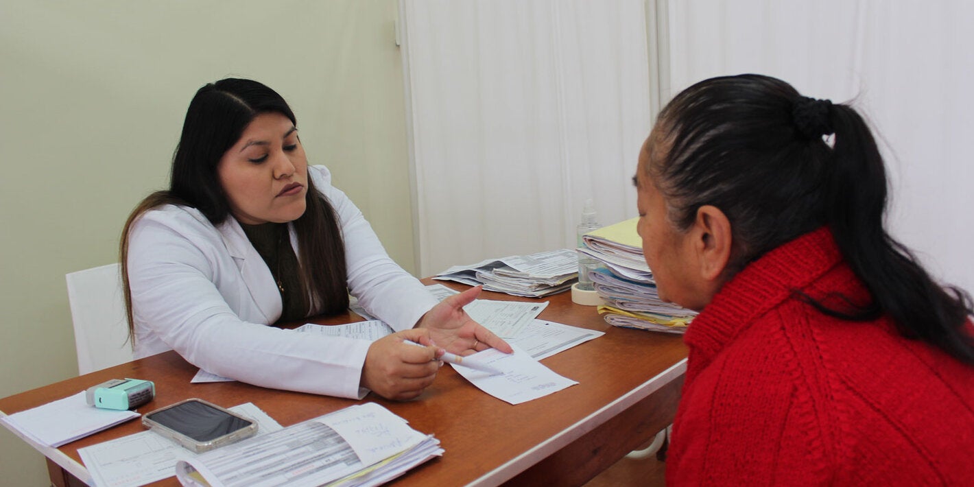 Paciente de sexo femenino y doctora durante una consulta médica