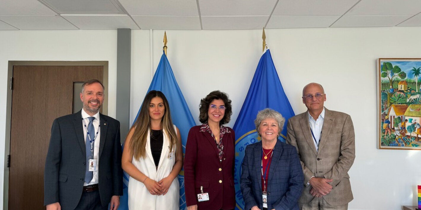 Mary Lou Valdez, PAHO’s Deputy Director, along with Rodrigo Monrroy, Project Management Advisor for PAHO Forward, and Paul de la Croix-Vaubois, Human Resources Advisor, Lita Paparoni, Regional Manager for Latin America and the Caribbean, and other posing for the camera.bbean.