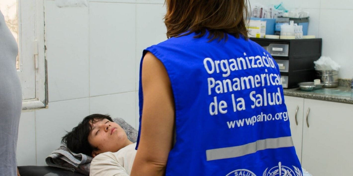 Foto de una de las visitas de especialistas de OPS a hospitales y centros de salud con personas internadas a causa de dengue