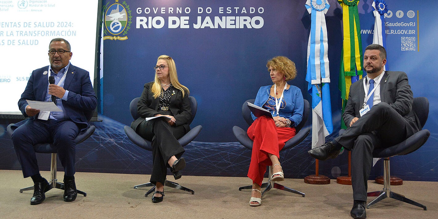 Autoridades na mesa de abertura da Reunião Regional de Contas da Saúde