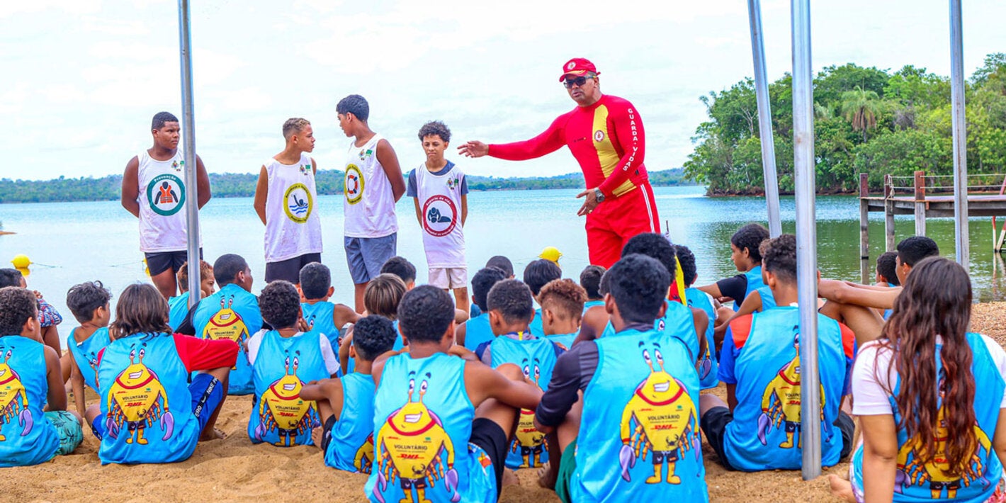  Niños recibiendo instrucciones