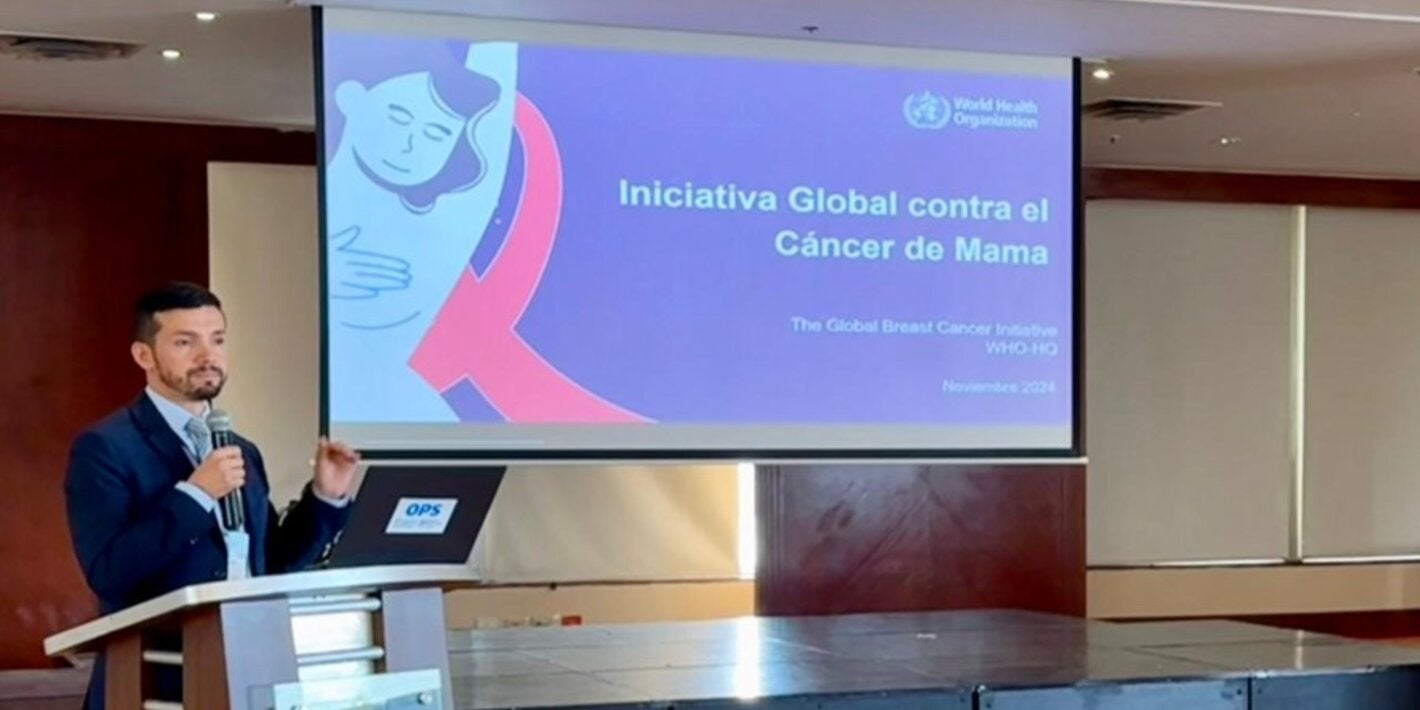 Un técnico de OPS presenta la iniciativa del cáncer de mama