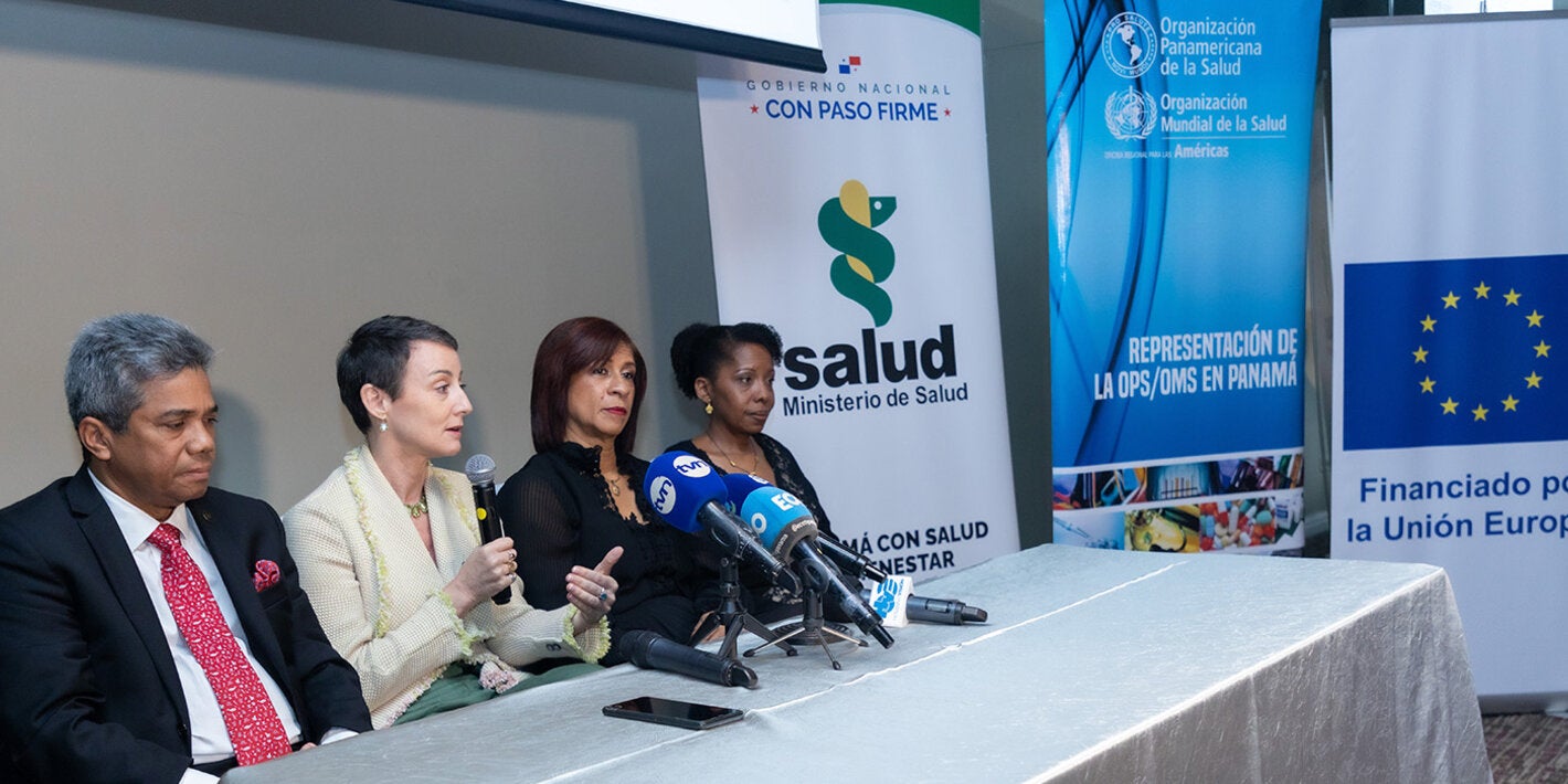 Fotografía de la mesa principal del taller de sensibilización sobre el dengue a periodistas de radio, televisión, prensa escrita y medios digitales.