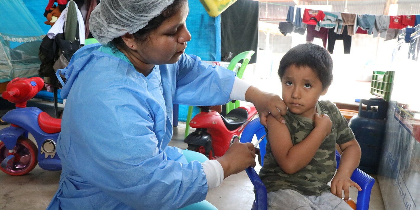 Personal de salud aplica  vacuna a niño