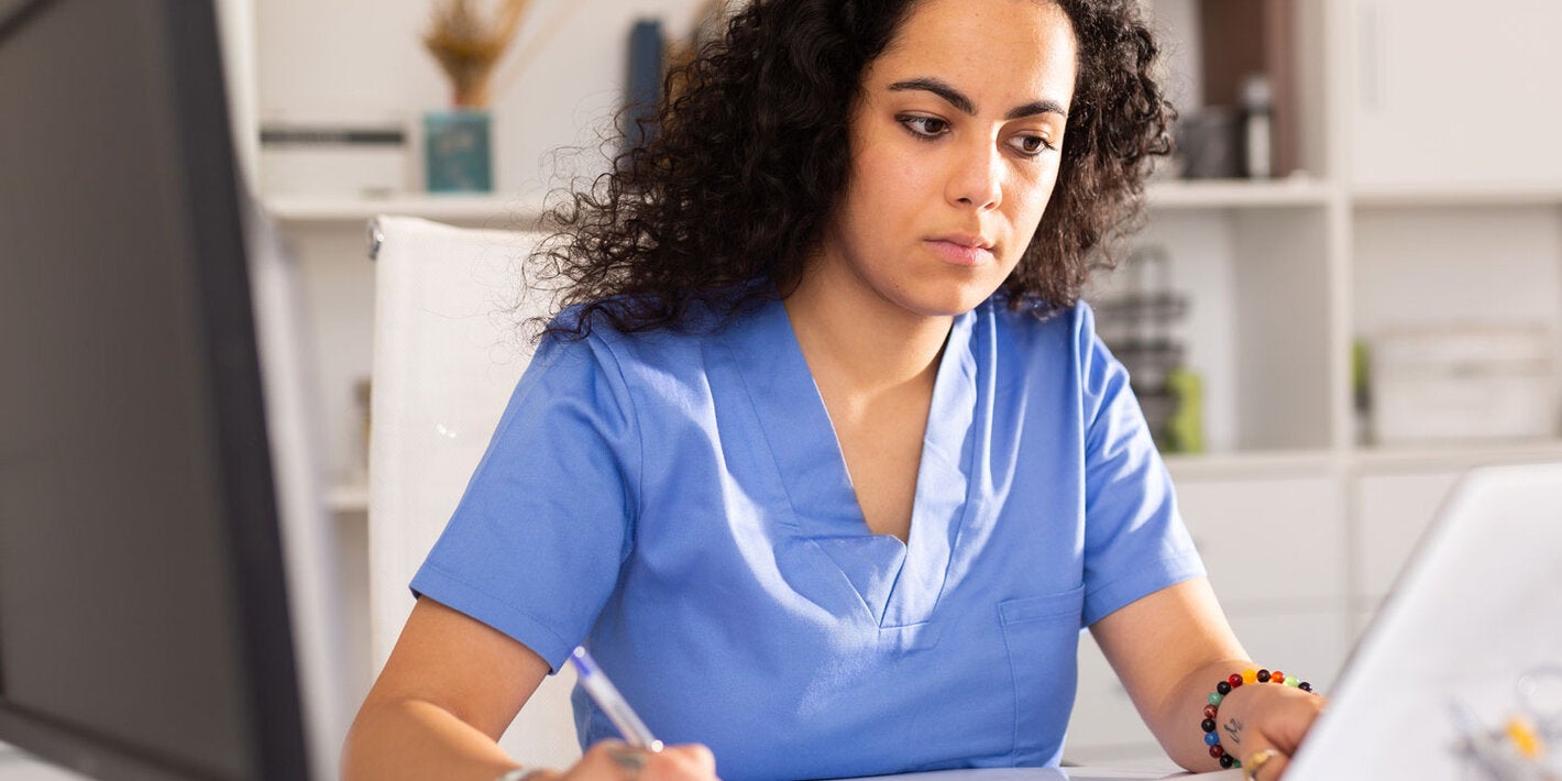 Trabajador de salud participando en una capacitación virtual