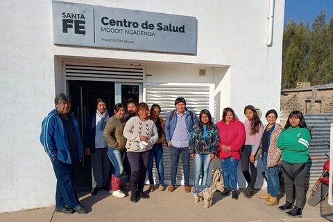 Foto grupal en la puerta del centro de salud