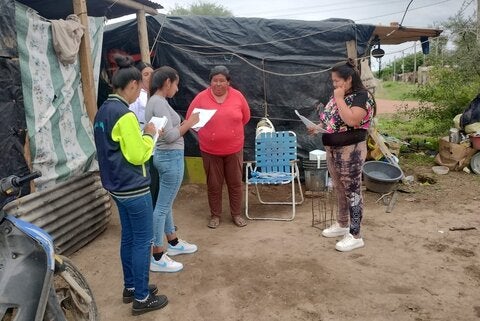 Entrevista a miembros de la comunidad en terreno