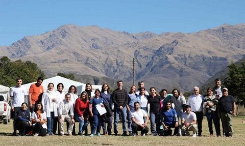 Foto grupal al aire libre