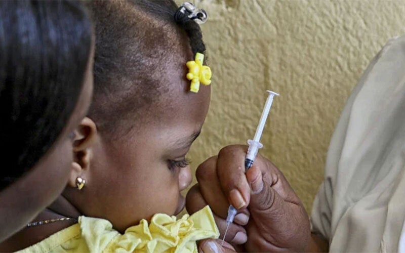 Madre e hija recibiendo vacuna contra la rubéola