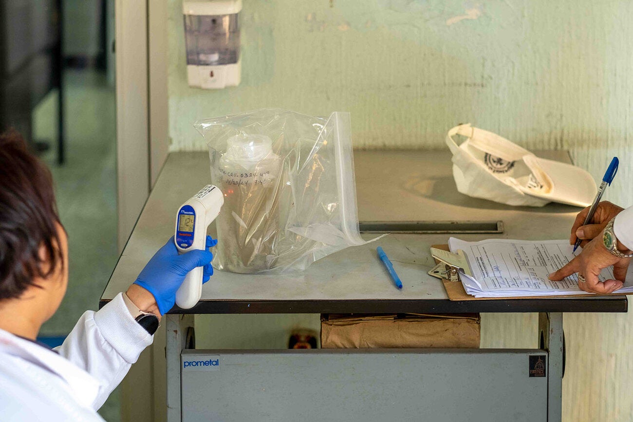 Recepción de muestras en la Dirección del Laboratorio Nacional de Salud del Ministerio de Salud Pública y Asistencia Social, Guatemala
