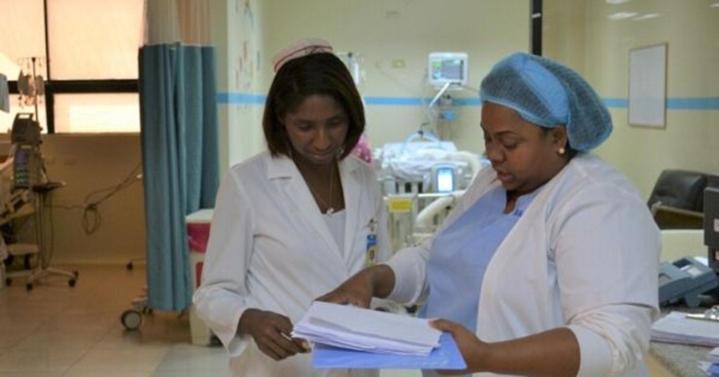 Enfermeras revisando información en centro de salud