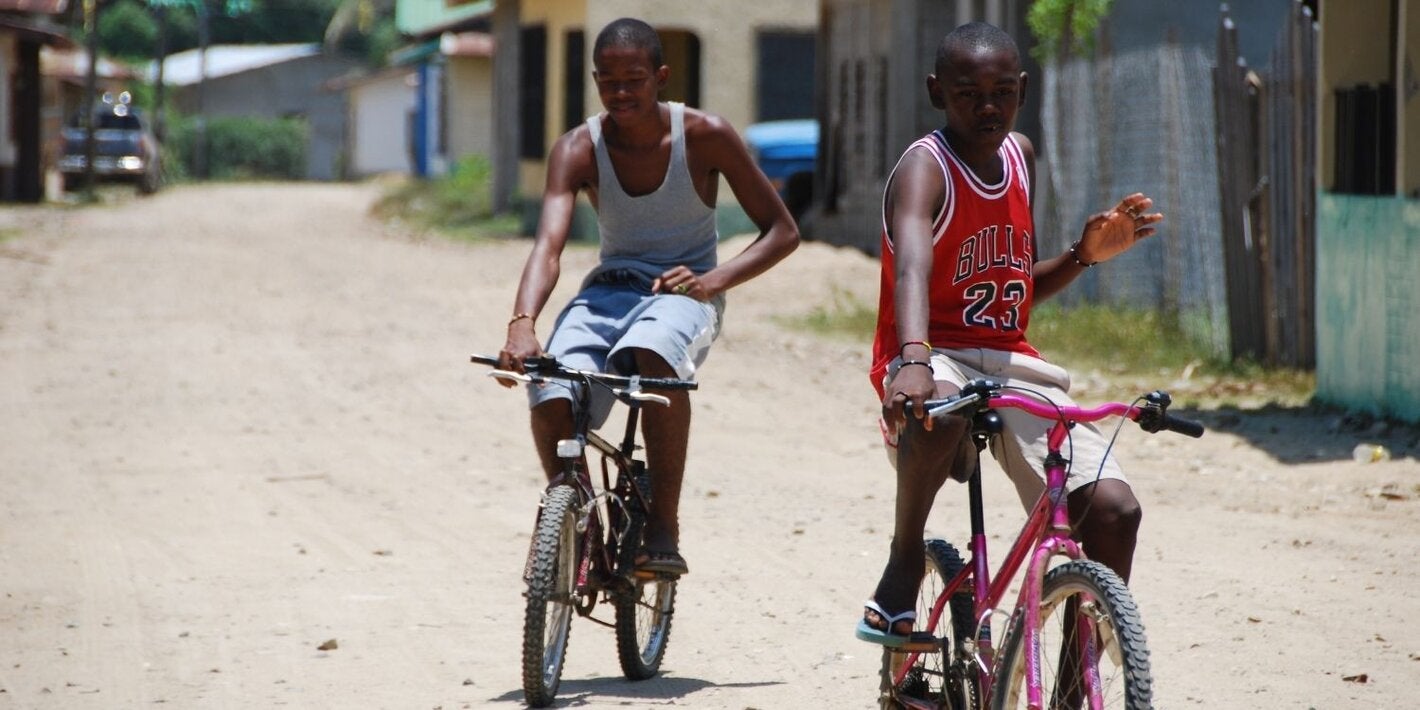 Dos adolescentes en bicicleta