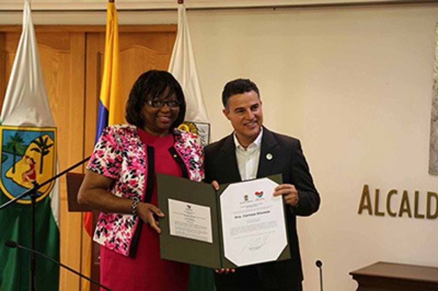 Doctora Carissa F. Etienne recibe las llaves de la ciudad de Medellín por parte del alcalde Aníbal Gaviria