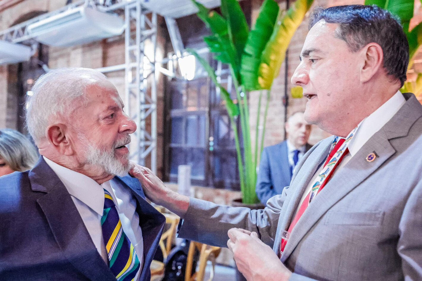 El Dr. Jarbas Barbosa conversa con el Presidente de Brasil, Luiz Inácio Lula da Silva