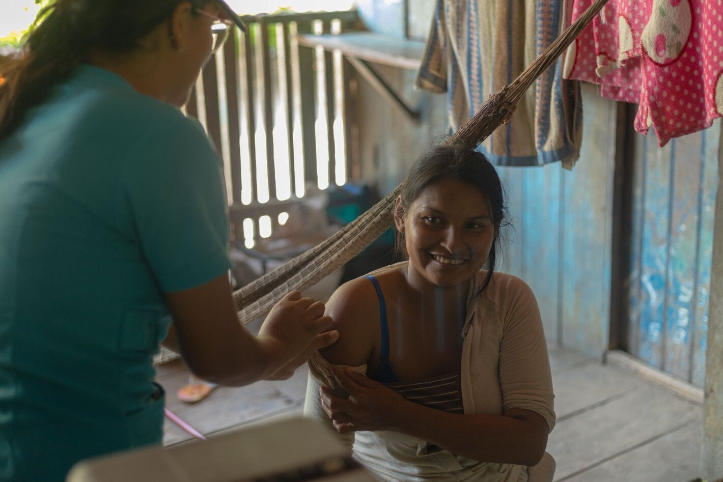 Mujer recibe vacuna de parte del personal de salud en Amazonas, Perú 