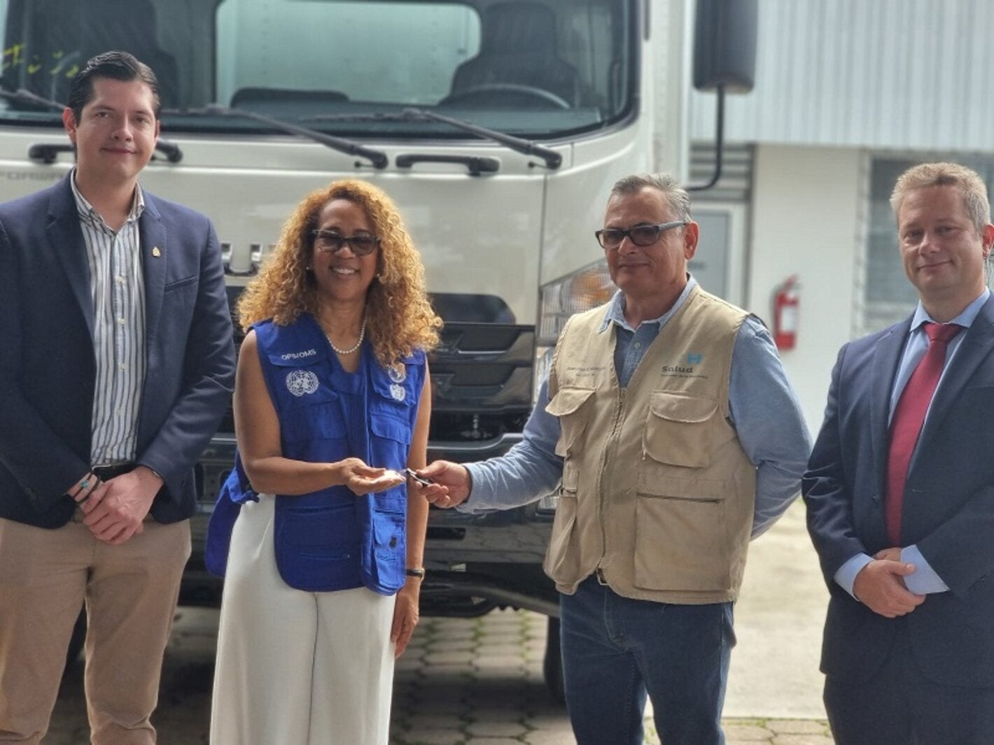 Ana Emilia Solís entrega las llaves del camión refrigerado al PAI