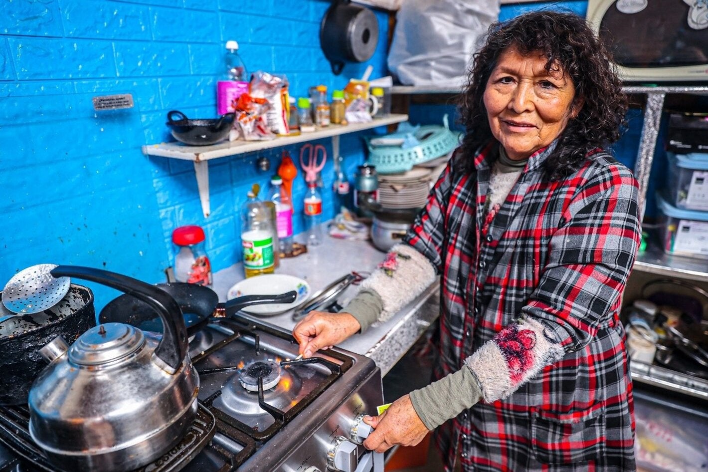 MINEM/ Mujer enciende una cocina a gas 