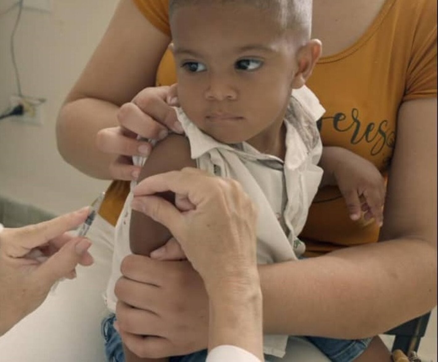 Routine vaccination to a cuban boy