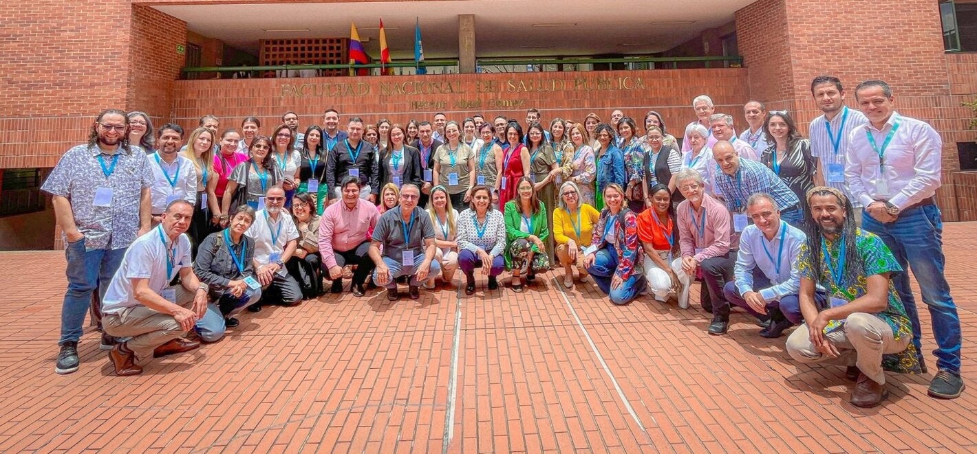 Foto grupal de los participantes del  taller para fortalecer la gestión y gobernanza de 11 Secretarías de Salud departamentales y la formación de redes integradas e integrales de salud