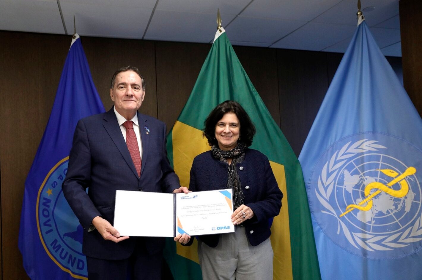 Jarbas Barbosa y Nísia Trindade posan con el reconocimiento que recibió Brasil por eliminar la filariasis linfática