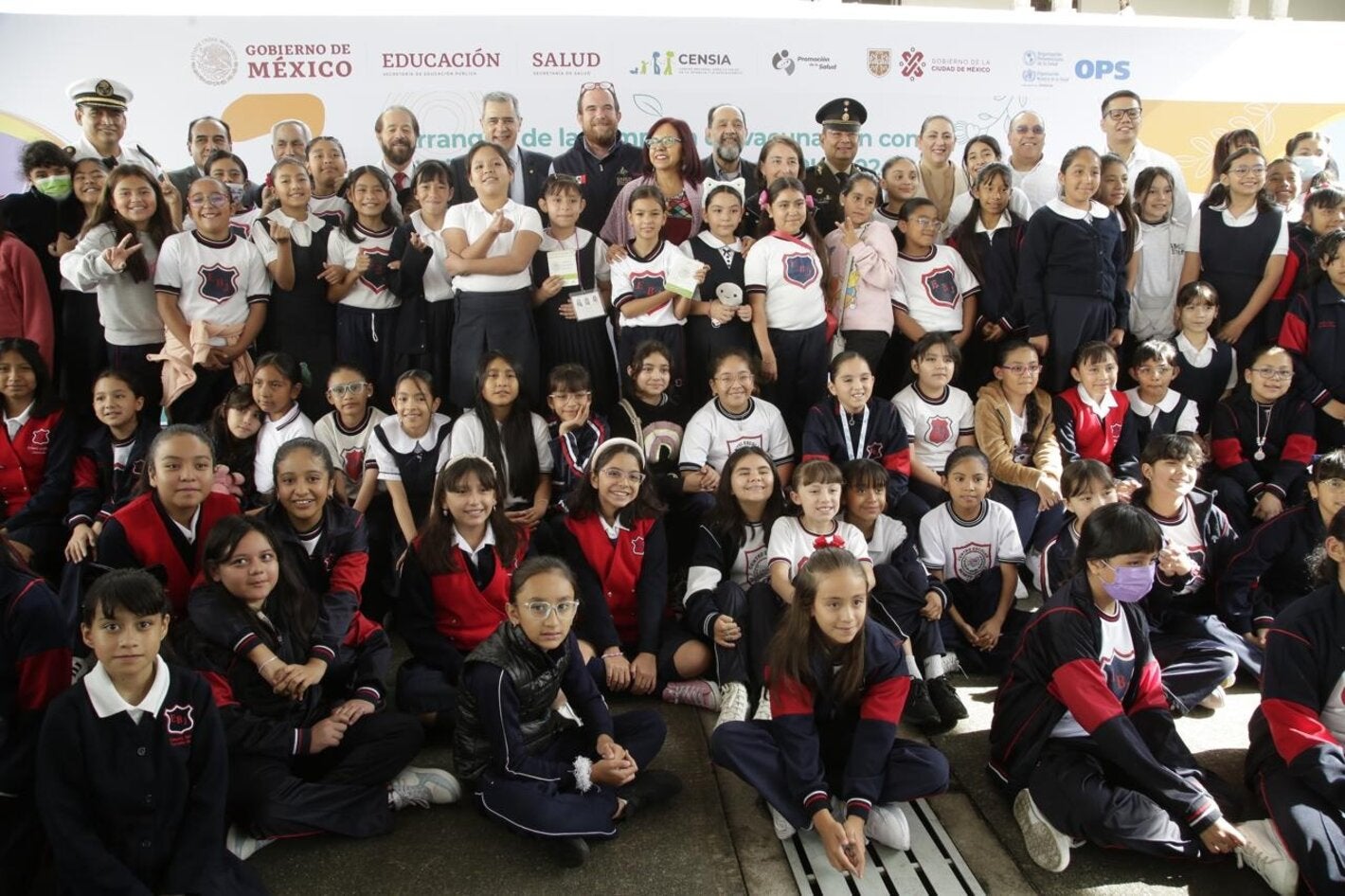 Foto de grupo: autoridades y estudiantes de la primaria Benito Juárez; lugar de lanzamiento de la campaña