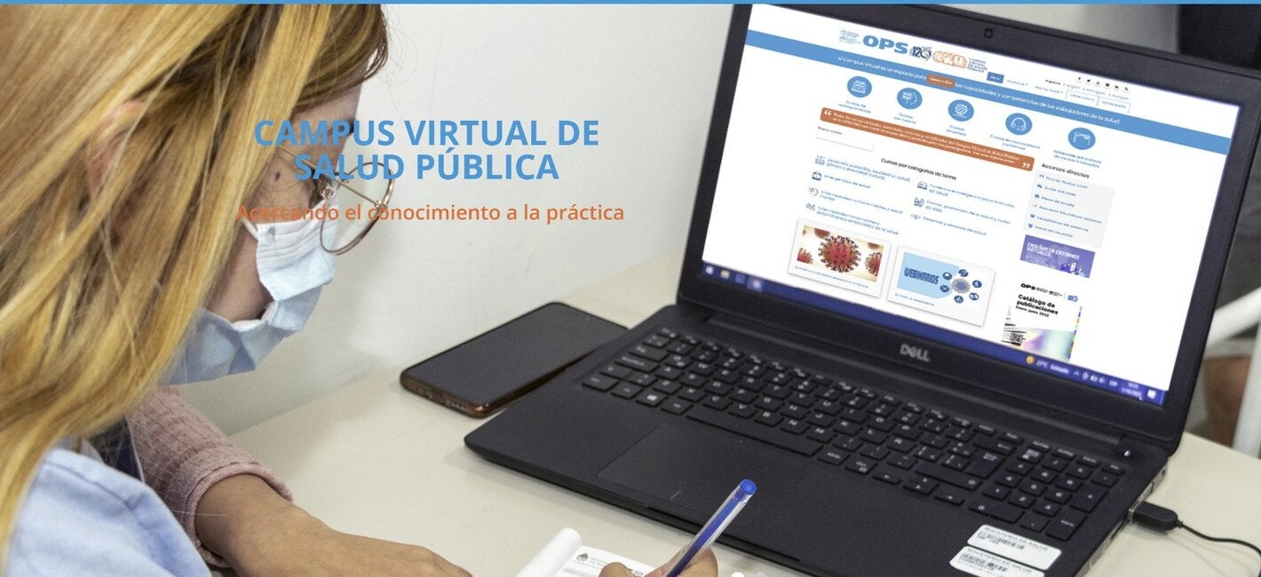 Persona revisando el campus virtual