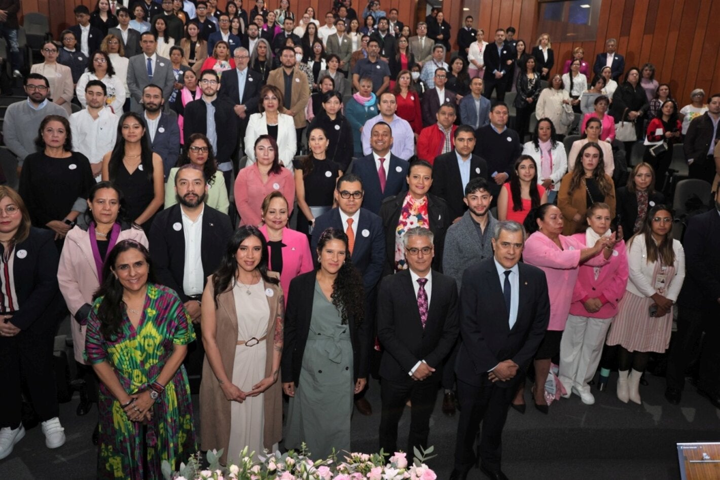 Foto de grupo, participantes y autoridades que hicieron la apeartura del Congreso