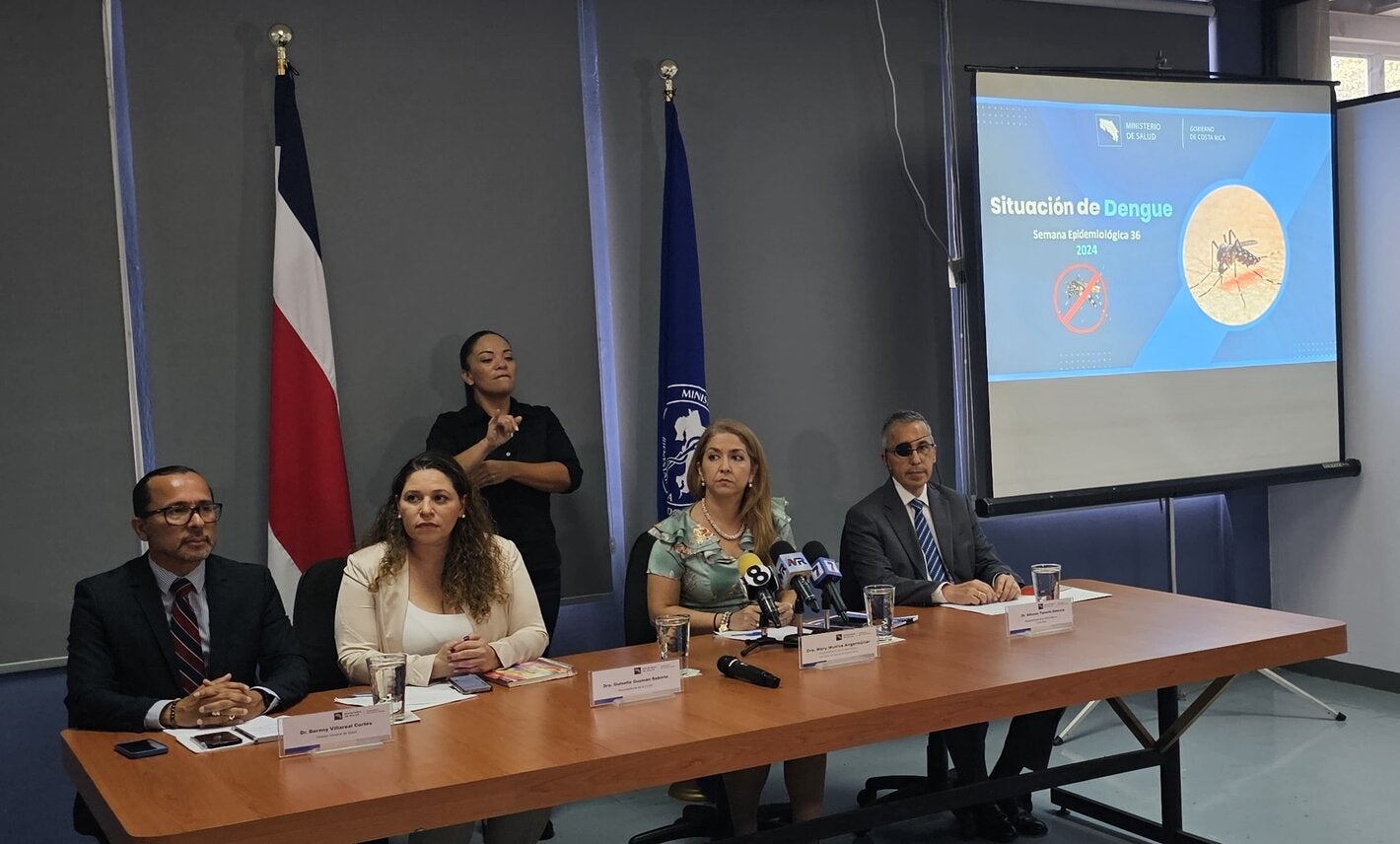 Autoridades de la mesa principal durante la conferencia de prensa