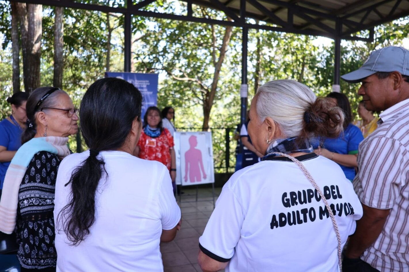 Personas adultas mayores en el evento de lanzamiento