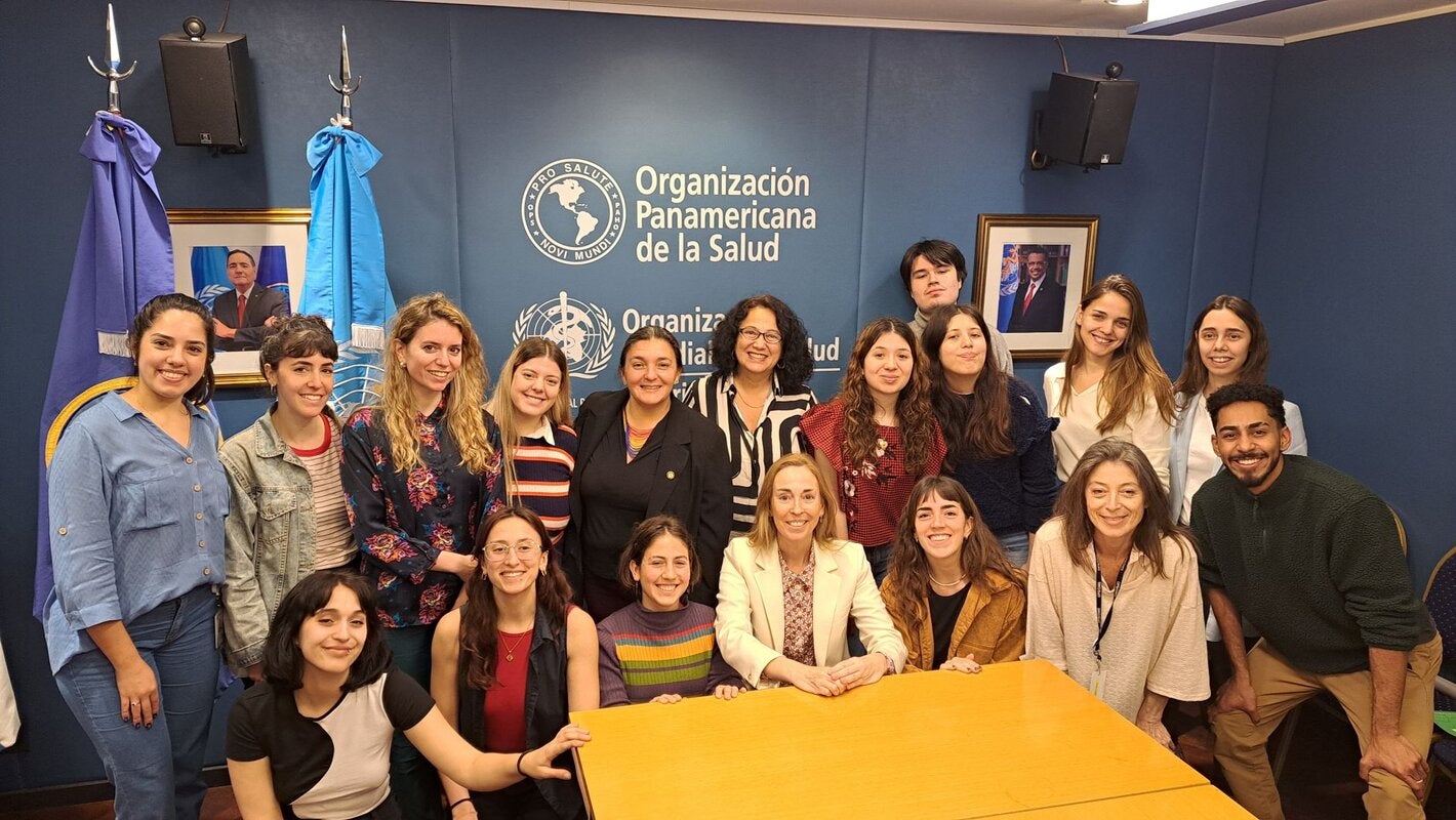 Foto grupal de todos los participantes de la reunión