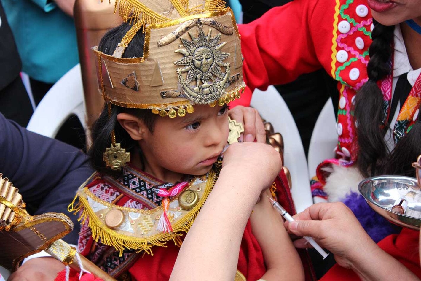 Niña es vacunada contra el sarampión