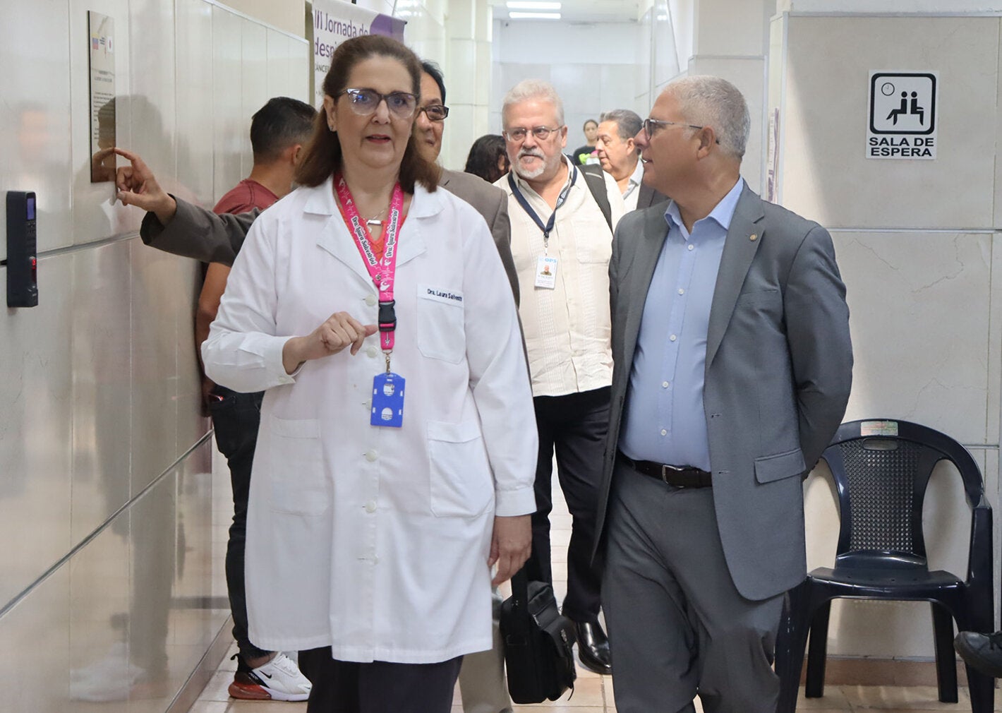 Laura Salvestrini, directora de la Clínica de Prevención del Cáncer, recorre las instlaciones del centro médico con representantes de la OPS